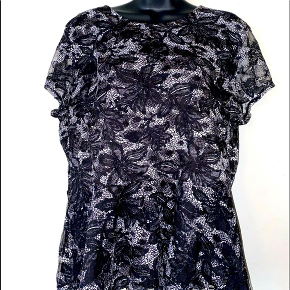 👚🌟 COCOMO BLACK & WHITE PEPLUM TOP - Picture 1 of 5